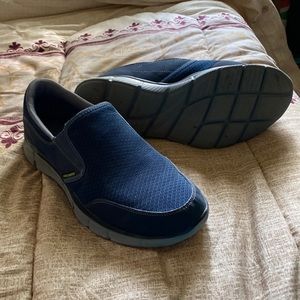 Nice very lightweight navy men’s size 10 (43 EUR) Sketchers slip on sneakers